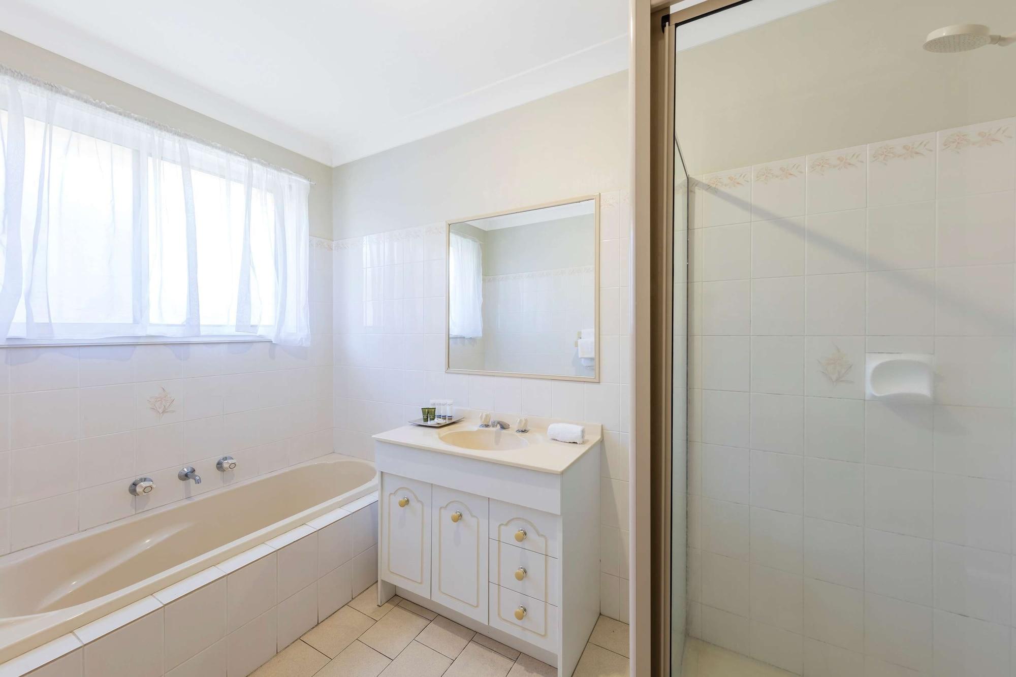 Best Western Ambassador Motor Inn & Apartments Вага Вага Екстериор снимка