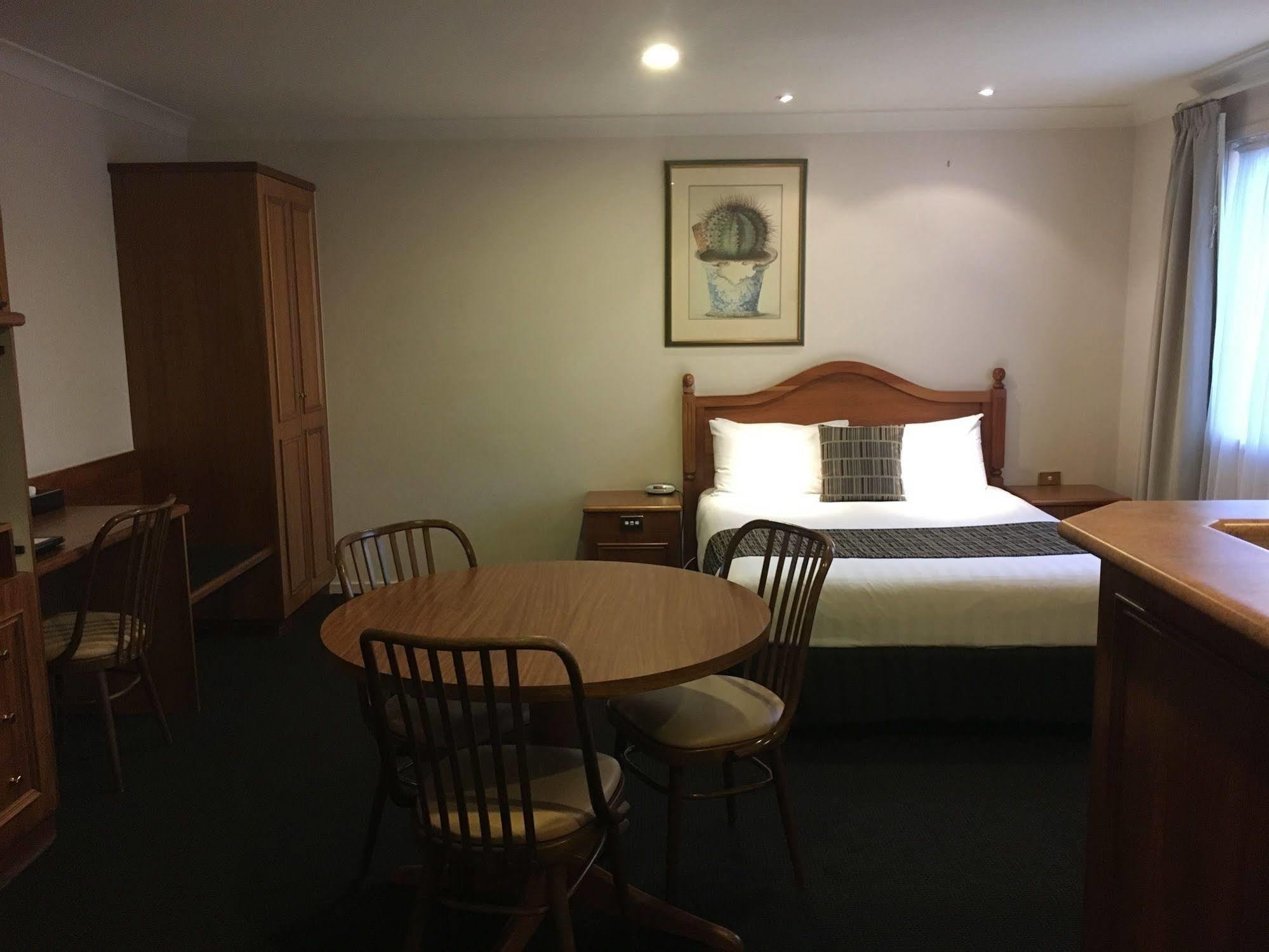 Best Western Ambassador Motor Inn & Apartments Вага Вага Екстериор снимка